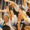 Cheerin' Frauen Photo: Traditionally dressed Swiss-German women create some life in the stands of the Coop Beach Volleyball Tournament in Geneva.