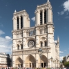 Cathedral Crowds Photo: Old street lights outside the famed, Notre Dame cathedral in Paris.