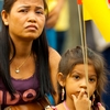 Held-Up Highness Photo: A Thai mother and daughter await the arrival of the King of Thailand (ARCHIVED PHOTO on the weekends - originally photographed 2007/04/06).